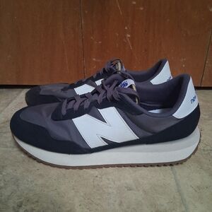 New Balance Men’s Gray and White Retro Runner Sneakers